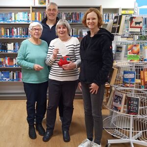 Übergabe der Spende in der Gemeindebibliothek